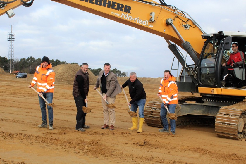 Von links: Jonas Hetzenecker (Firma Wipfler-Plan), Bürgermeister Jürgen Haindl, Harald Walter (Erschließungsträger), Jakob Riedl (Firma RDN), Christian Zientek (Firma Wipfler-Plan). Foto: Gemeinde Hohenwart