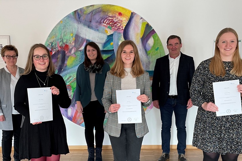 Von links: Personal-Sachgebietsleiterin Alice Köstler-Hösl, Valerie Haberer, Julia Schneider, Sarah Kern, Landrat Albert Gürtner und Katharina Ostler. Foto: Spratter