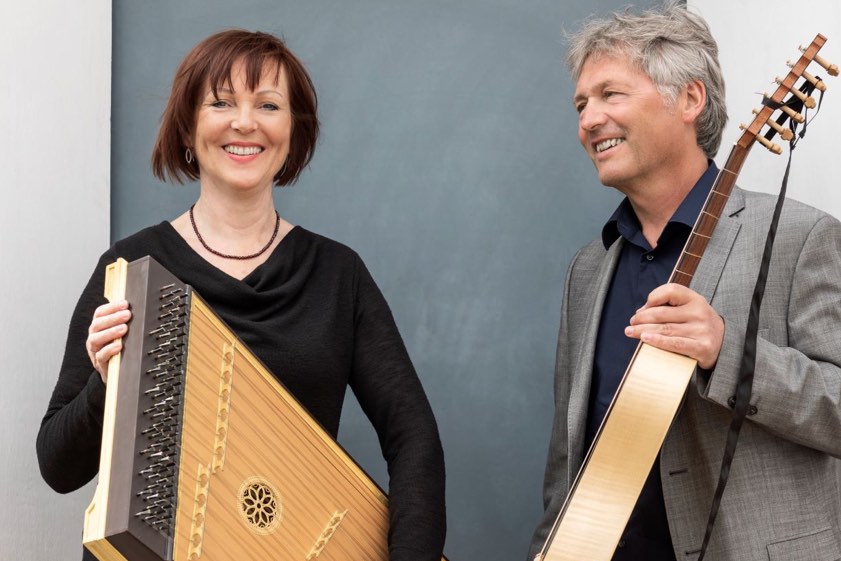 Birgit Stolzenburg und Hans Brüderl mit ihren Instrumenten. Foto: Christoph A. Hellhake
