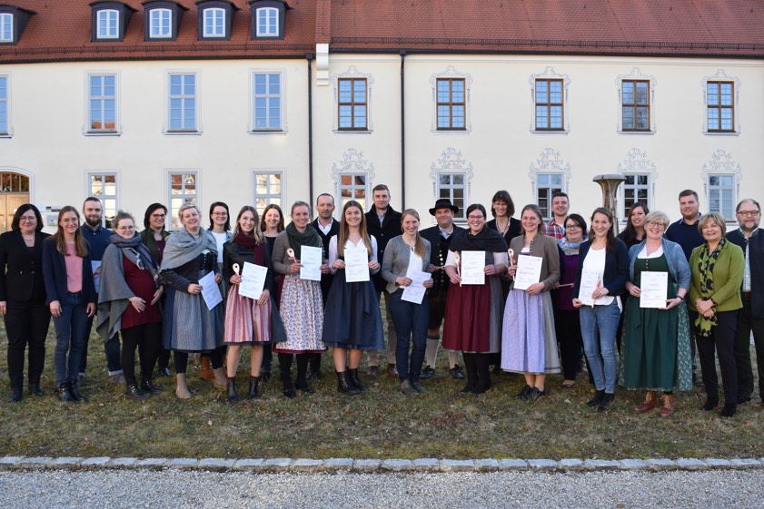 Die 25 Teilnehmerinnen und Teilnehmern aus Südbayern erhielten im Kloster von Scheyern ihre Zertifikate aus den Händen von AELF-Chef Christian Wild (rechts) und Angelika Spitzer von der Regierung von Oberbayern (Zweite von rechts). Auch die Seminar-Leiterinnen Sabine Biberger (links) und Franziska Pechtl (Zweite von links) waren dabei. Foto: Helga Gebendorfer