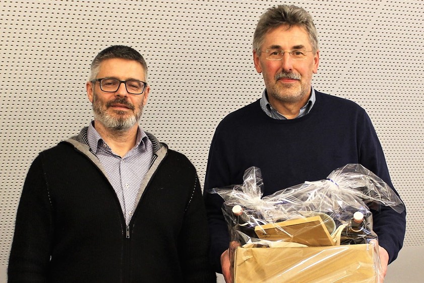 Bürgermeister Jürgend Haindl (links) verabschiedete Heinrich Lacher in den Ruhestand.