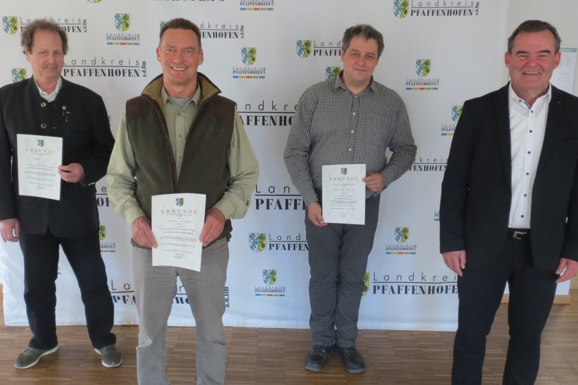 Von links: Josef Loy, Thomas Schram, Wolfgang Hertlin und Landrat Albert Gürtner. Foto: Wohlsperger