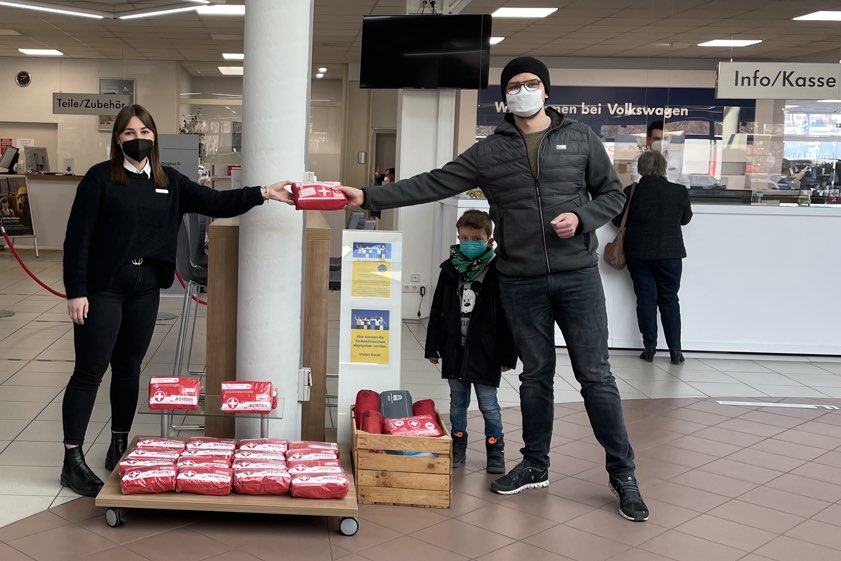 Die Stiglmayr-Autohäuser legen für jede abgegebene Verbandstasche noch eine als Spende obendrauf. Foto: oh