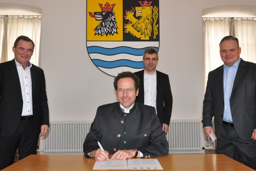 Peter von der Grün unterschreibt die gemeinsame Absichts-Erklärung, mit der er und seine Kollegen Albert Gürtner, Alexander Anetsberger und Christian Scharpf den Antrag unterstützen. Foto: Landratsamt Neuburg-Schrobenhausen