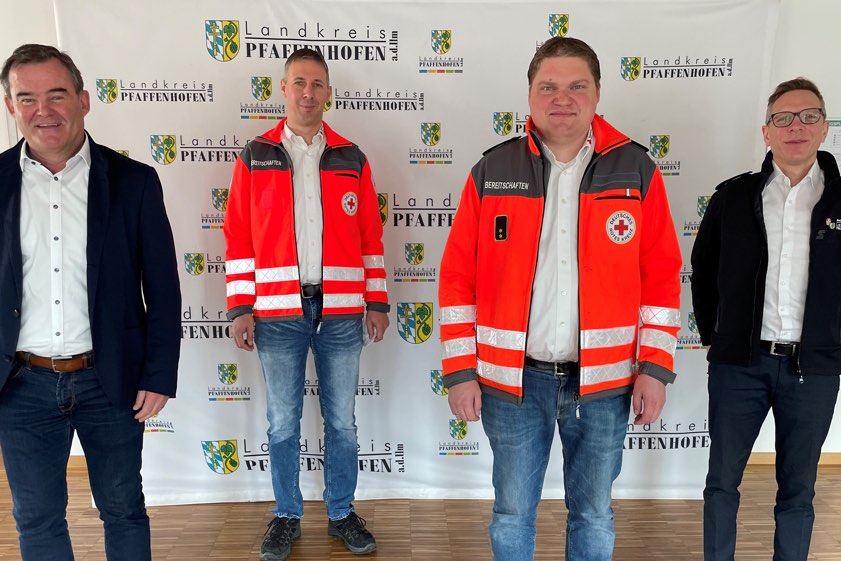 Landrat Albert Gürtner (von links) Markus Lirsch (örtliche Einsatz-Leitung), Benedikt Weltge (Leiter BRK-Krisenstab) und Steffen Kill (Leiter der "Führungsgruppe Katastrophen-Schutz" am Landratsamt). "Thomas Schwarzmeier und Johann Harrer waren beim Termin leider nicht anwesend", heißt es aus dem Landratsamt. Foto: Tanja Spratter, Landratsamt Pfaffenhofen