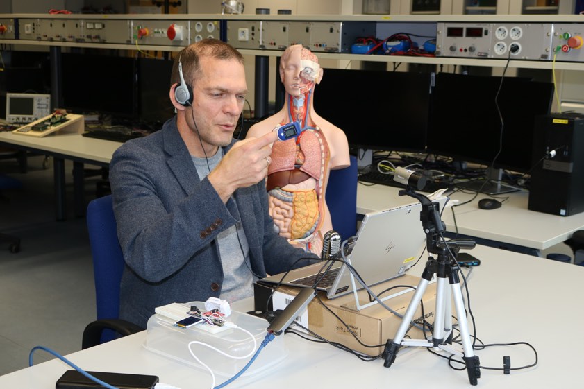 Professor Georg Passig hat das interdisziplinäre Praktikum für den Studiengang "Bio-Electrical Engineering" entwickelt und steht während der praktischen Übung für Fragen der Studierenden zur Verfügung. Fotos: THI