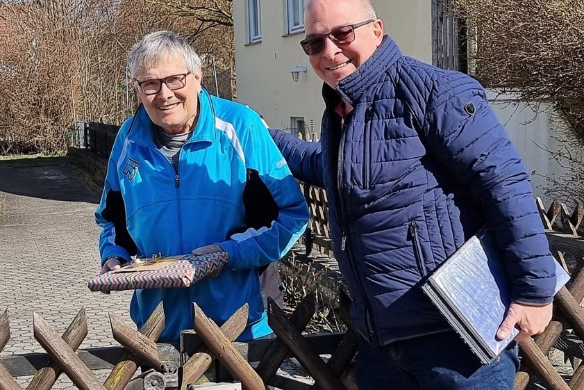 Zaungast: BCU-Ehrenvorsitzender Wolfgang Inderwies (rechts) gratulierte Walter Schulze zum 75. Geburtstag.