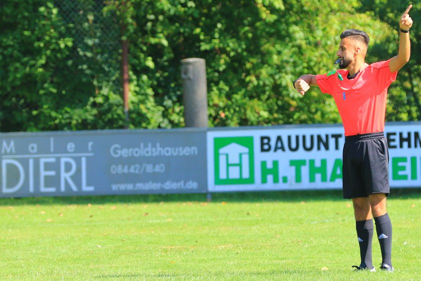 Zum starken Nachwuchs der Fußball-Schiedsrichter-Gruppe Pfaffenhofen zählt auch Deyar Tawfik: Er hatte 2018 seinen Neulingskurs abgelegt und ist bereits in der Kreisliga aktiv. Archivfoto: Ralph Steffen