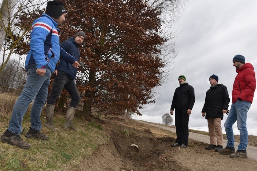 Um die möglichen Auswirkungen einer Graben-Räumung auf eine spezielle Wildbienen-Art zu begutachten, trafen sich am Windsberg Landwirt Andreas Döhner (von links), Dominik Meier vom Naturschutz- und Umweltplanungsbüro "Natur Perspektiven GmbH", Hohenwarts Bürgermeister Jürgen Haindl sowie Josef Schweigard und David Seifert vom Bund Naturschutz.