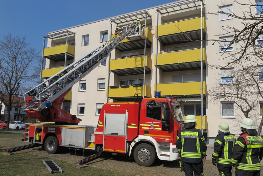 Die Drehleiter wurde vor dem Gebäude am Kleiberweg in Stellung gebracht. Foto: Feuerwehr Freising