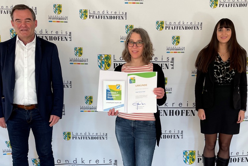 Landrat Albert Gürtner, Christiane Ametsberger (Mitte) und Abteilungs-Leiterin Katharina Baschab vom Landratsamt. Foto: Spratter