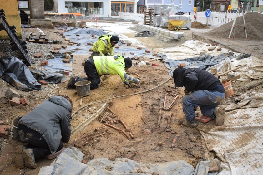 Arbeiten am ehemaligen Friedhof. Fotos: Pro Arch Prospektion und Archäologie GmbH
