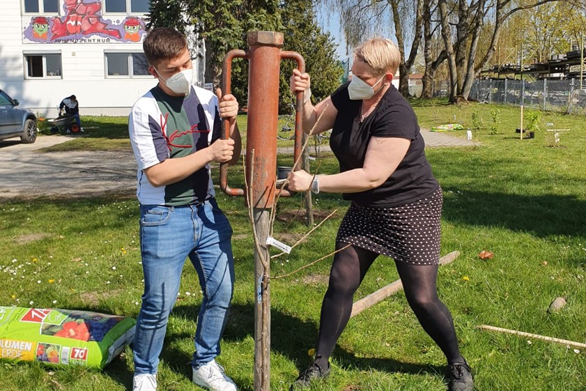 Im vergangenen Sommer hatte es eine Pflanz-Aktion zur naturnahen Gestaltung des Jugend-Zentrum-Gartens gegeben. Fotos: Jugend-Zentrum Geisenfeld
