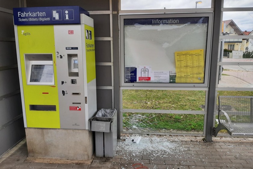 Das Polizei-Foto zeigt eine der eingeschlagenen Vitrinen-Scheiben sowie demolierte Scheiben der Wetterschutz-Einhausung. Foto: Bundespolizei