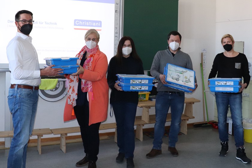 Bei der Übergabe der Lego-Baukästen, von links: Roger Wolf (Firma Christiani), Andrea Waetzold (Rektorin), Michaele Waller (Konrektorin) Christoph Höchtl (zuständiger Sachgebiets-Leiter bei der Stadtverwaltung) und Nicole Deckert (Elternbeirats-Vorsitzende). Foto: Stadt Pfaffenhofen