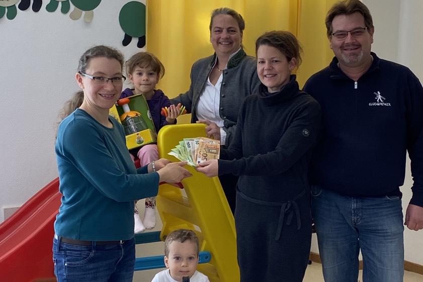 Bei der SpendenÜbergabe: Sophie Demmelmeier (von links), Clara, Felix, Anna Schrag, Stephanie Fröschl und Andreas Reichhold.