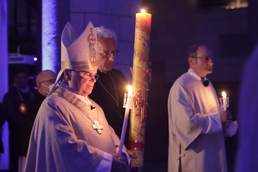 Gemeinsam trugen Bischof Bertram Meier und der evangelische Regional-Bischof Axel Piper die Osterkerze in den Augsburger Dom. Foto: pba, Zoepf