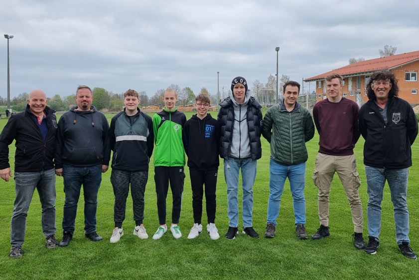 Von links: Schiri-Obmann Wolfgang Inderwies, Christian Beyerbach (TSV Jetzendorf), Lukas Wilhelm (MTV Pfaffenhofen), Finn Wilczek (FC Geisenfeld), Korbinian Ludacka (FC Geisenfeld), Noel Musial (SV Zuchering/SRG Ingolstadt), Fatih Aydogan (Türk SV Ingolstadt), Emanuel Zauner (HSV Rottenegg), Schiri-Lehrwart Anton Wagner.
