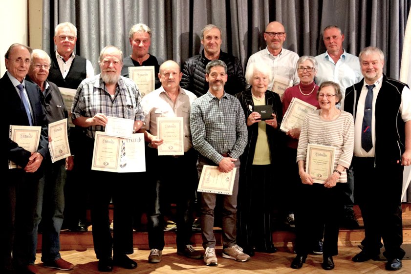Zahlreiche Ehrungen nahm Vereins-ChefHorst Pieper im Zuge der Delegierten-Versammlung vor. Gewürdigt wurden langjährige Mitglieder und verdiente Funktionäre; außerdem wurde eine Ehrenmitgliedschaft verliehen. Foto: Lisa Schwarzmüller