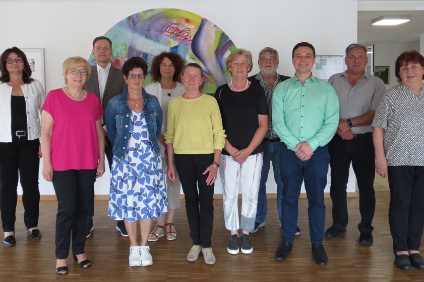 Langjährige Mitarbeiterinnen und Mitarbeiter des Landratsamts mit Landrats-Stellvertreterin Elke Drack (links). Foto: Spratter