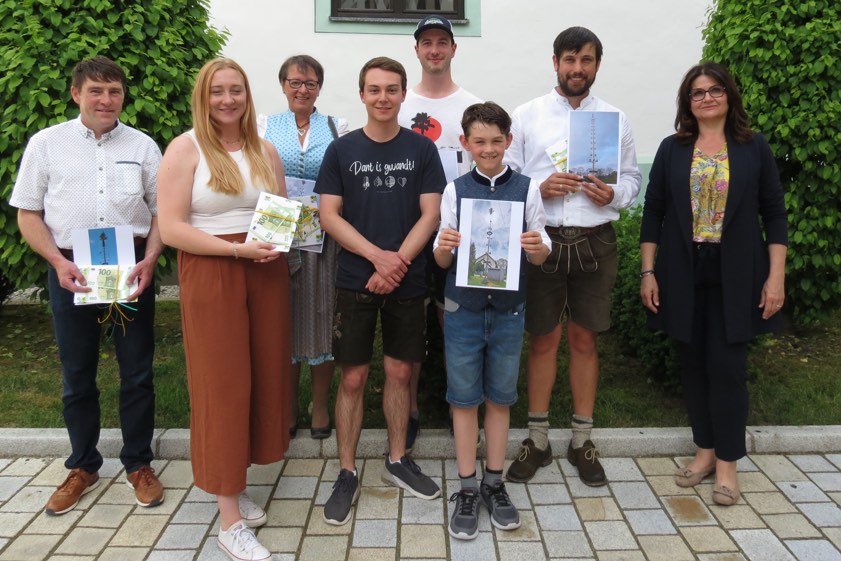 Vertreter der Vereine, die beim Maibaum-Wettbewerb gewonnen haben, mit Landrats-Stellvertreterin Elke Drack (rechts). Foto: Berger
