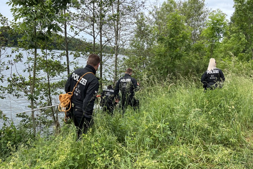 Die bisherigen Absuch-Maßnahmen der Polizei an, in und auf der Donau brachten keine neuen Erkenntnisse in dem Fall. Archivfotos: vifogra