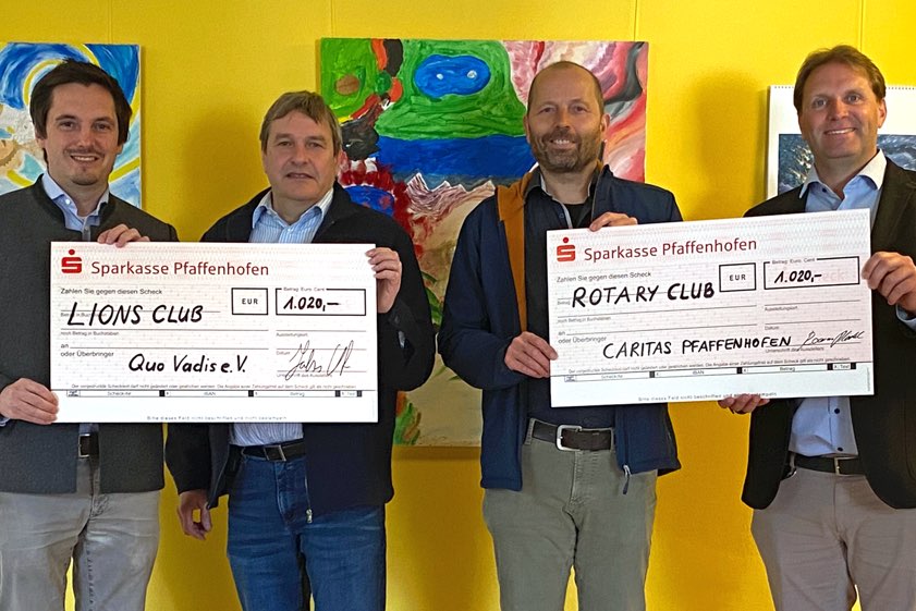 Von links: Lions-Vize-Präsident Johannes Hofner, "Quo Vadis"-Vorsitzender Adolf Trägler, Caritas-Fachdienst-Leiter Klaus Bieber, Rotary-Präsident Roman Plöckl. Foto: Westphal