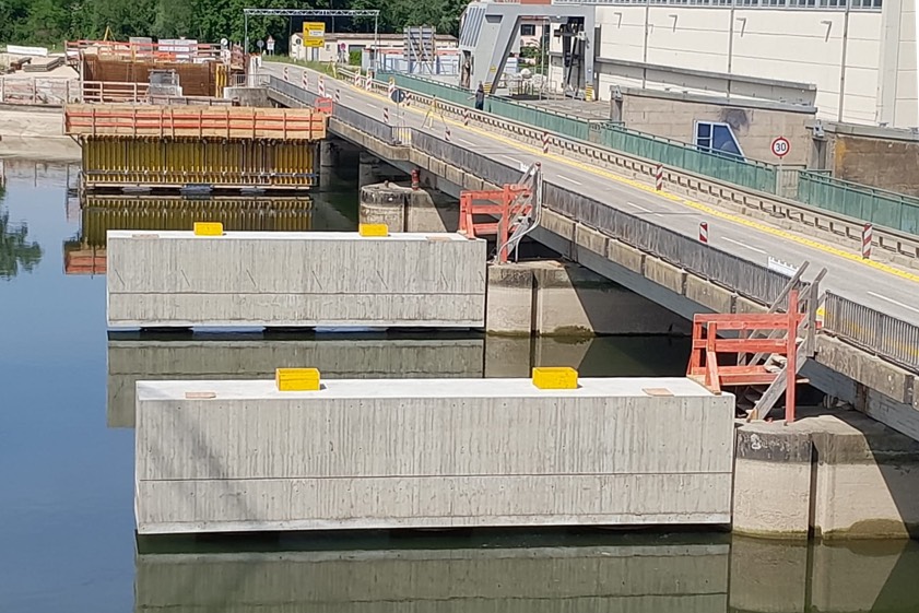 Blick auf die neuen Pfahlkopf-Balken. Fotos: Landratsamt Neuburg-Schrobenhausen