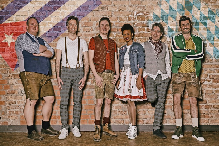 Die Gruppe "CubaBoarisch 2.0" kommt nach Manching: Philipp Treichl (von links), Bernhard Lackner, Leo Meixner, Yinet Rojas Cardona, Boris von Johnson, Csaba Schmitz. Foto: CubaBoarisch 2.0