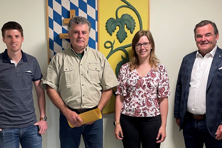 Alfred Raths (Zweiter von links), Matthias Lesti (links) und Annika Angermeier von der Unteren Naturschutz-Behörde am Landratsamt und Landrat Albert Gürtner. Foto: Spratter