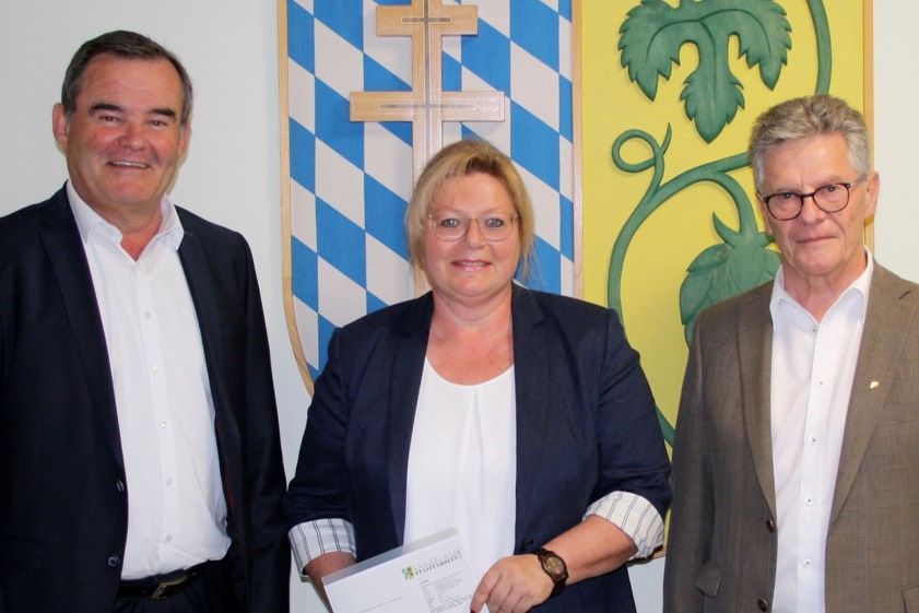 Landrat Albert Gürtner (links), Marion Dost und Florian Weiß. Foto: Appel