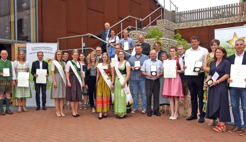 Gruppenfoto der Sieger mit den beiden Vertretern des Bundesministeriums, Maike Dunkelberg und Werner Albrecht, sowie dem Präsidenten des Verbands deutscher Hopfen-Pflanzer, Adi Schapfl. Außerdem mit auf dem Bild: Kerstin Schnapp, Stellvertretende Landrätin von Pfaffenhofen, und der Geschäftsführer des Verbandes deutscher Hopfen-Pflanzer, Erich Lehmair, sowie Hopfen-Hoheiten aus den Anbau-Gebieten.
