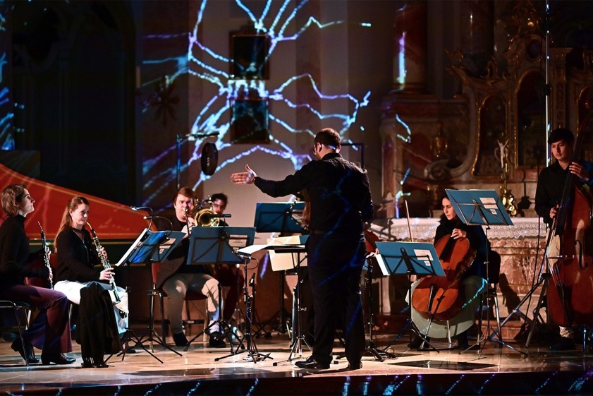 Konzert mit Video-Installation im Kloster Schlehdorf. Quelle: Code Modern Festival / Gregory Giakis