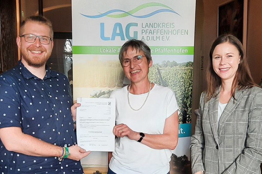 Maximilian Weidenhiller, der Klimaschutz-Manager des Landkreises Pfaffenhofen, mit "Leader"-Koordinatorin Agnes Stiglmaier vom AELF Ingolstadt-Pfaffenhofen und der hiesigen LAG-Managerin Julia Anthofer.