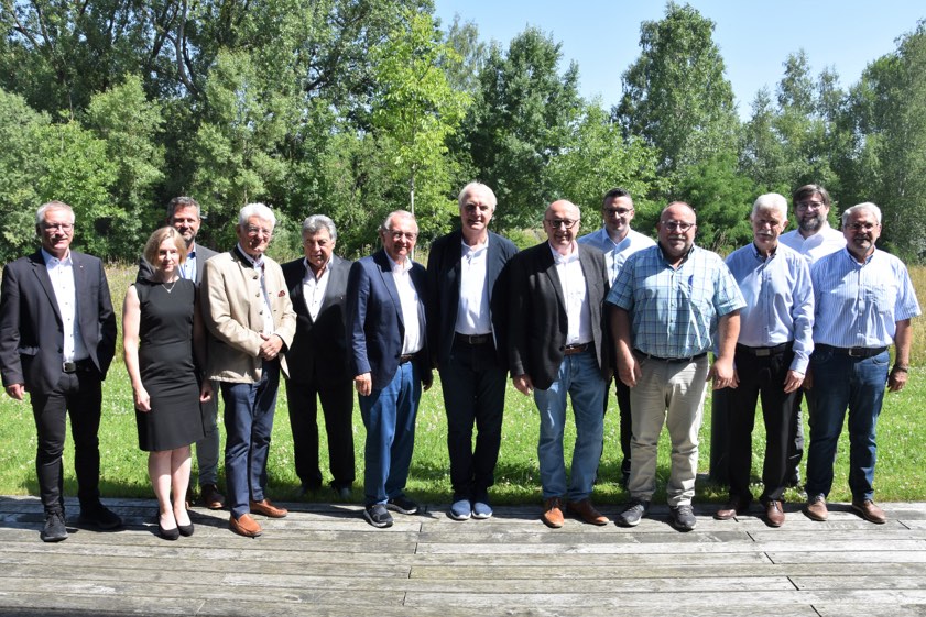Der neue Aufsichtsrat ist planmäßig zur konstituierenden Sitzung zusammengetreten: Michael Weißmann (von links), Irmgard Rosenmüller, Thomas Rieder, Theo Zellner, Professor Franz Merl, Wolfgang Gural (Vize-Landrat von Kelheim; nicht Mitglied des Aufsichtsrats), Clemens Prokop, Landrat Martin Neumeyer, Dennis Diermeier, Helmut Mayer, Ferdinand Hackelsperger, Christian Schweiger und Willi Dürr. Foto: Landratsamt Kelheim, Sendtner