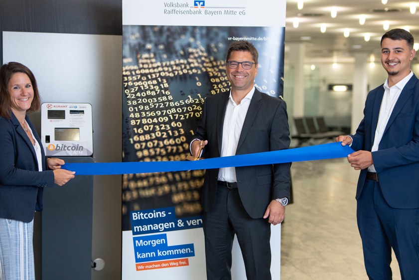 Vorstands-Mitglied Andreas Streb (Mitte) sowie die Bitcoin-Experten Nicole Fieger und Ridon Feka beim offiziellen Start des neuen Bitcoin-Automaten in Ingolstadt.