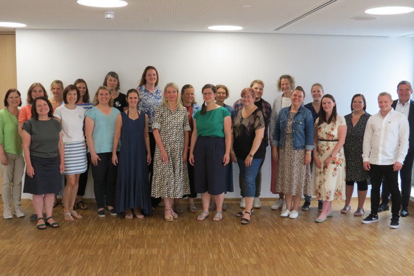 Vertreterinnen und Vertreter der an der Kampagne teilnehmenden Kitas zusammen mit Landrat Albert Gürtner, den "kita.digital"-Coaches Annette Steiert und Jonas Lutz sowie Abteilungs-Leiterin Elke Dürr und Organisatorin Evi Zartner vom Landratsamt Pfaffenhofen.