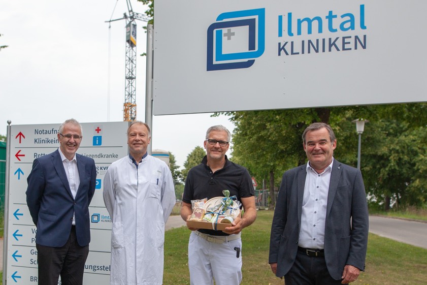 Klinik-Geschäftsführer Peter Lenz (von links), Peter Jezek und Hansjörg Aust sowie Albert Gürtner, Pfaffenhofener Landrats und Vorsitzender des Aufsichtsrats der Ilmtalklinik-GmbH. Foto: Heckl