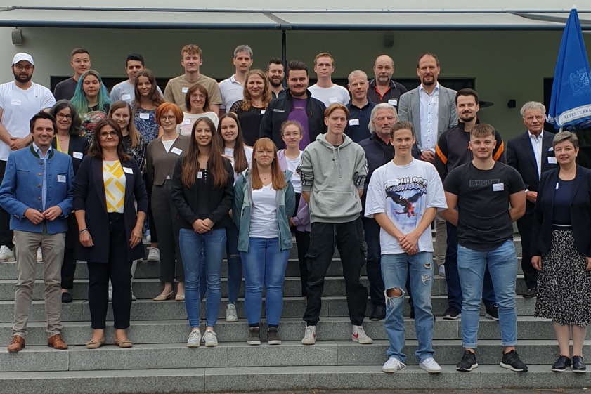 Die Absolventen der jüngsten Azubi-Akademie-Saison feierten ihren Erfolg gemeinsam mit Vertretern der Ausbildungs-Betriebe und des KUS im Golf-Club von Reichertshausen. Mit auf dem Bild ist auch die stellvertretende Landrätin Elke Drack (SPD). Foto: KUS