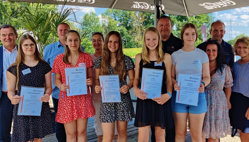 Landrat Albert Gürtner (links) mit den ehrenamtlich engagierten Jugendlichen: Sarah Trübswetter, Anna Klose, Magdalena Prummer, Lena Khauer und Carina Wiesner. Mit auf dem Bild: Vertretern der Einsatzstellen und Projekt-Leiterin Uschi Schlosser. Foto: Herrmann