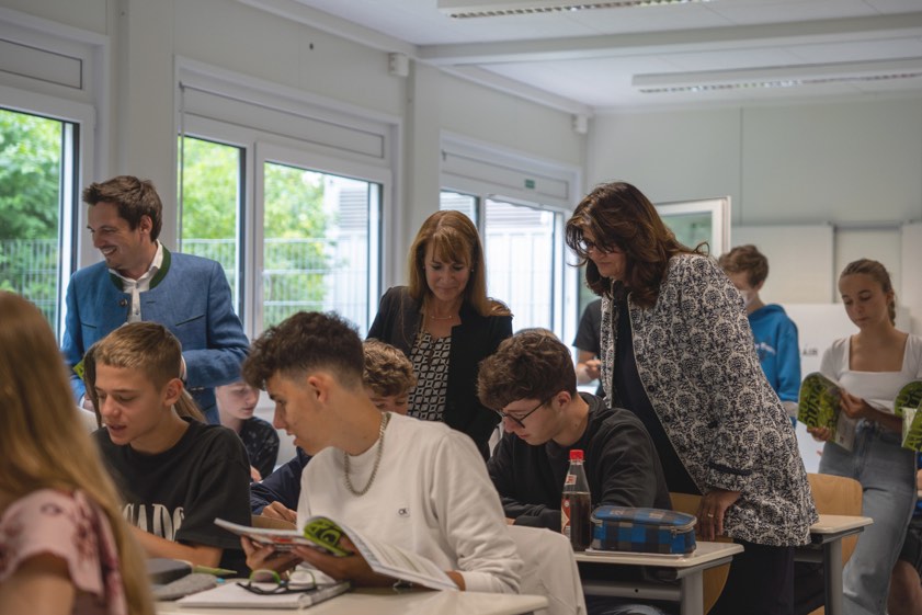 Stellvertretende Landrätin Elke Drack, Realschul-Direktorin Sabine Billinger und KUS-Chef Johannes Hofner haben der Klasse 9d der staatlichen Realschule in Geisenfeld den Ausbildungs-Kompass vorgestellt. Foto: Realschule Geisenfeld
