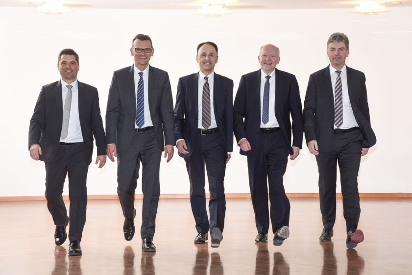 Der Weg in Richtung der geplanten Fusion mit der "meine Volksbank Raiffeisenbank" ist für die Vorstands-Mitglieder der VR-Bayern-Mitte erst einmal beendet: Andreas Streb (von links), Thomas Lange, Richard L. Riedmaier, Franz Mirbeth und Wolfgang Gebhard. Foto: Archiv