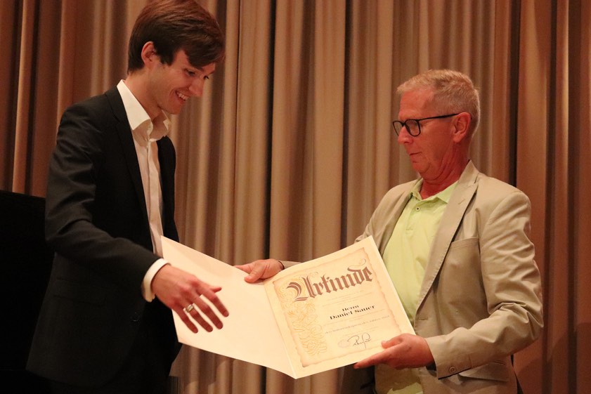 Daniel Sauer (links) erhält den Kultur-Förderpreis der Stadt Pfaffenhofen aus den Händen von Vize-Bürgermeister Roland Dörfler. Fotos: Lederer, Stadt Pfaffenhofen