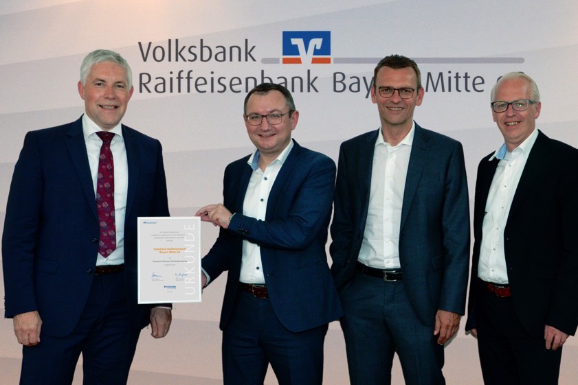 Von links: Helmut Kundinger (Mitglied der Geschäftsleitung der Volksbank-Raiffeisenbank Bayern-Mitte), Günther Bielmeier (Betreuer Fördermittel und Investitions-Förderung, DZ-Bank), Thomas Lange (Vorstands-Mitglied der Volksbank-Raiffeisenbank Bayern-Mitte), Markus Kasch (Leiter Betreuung Fördermittel Bayern, DZ-Bank).