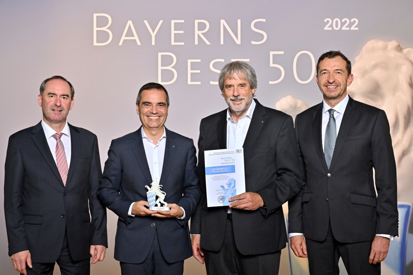 Der bayerische Wirtschafts-Minister Hubert Aiwanger (von links) mit den "MicroNova"-Preisträgern Orazio Ragonesi (Vorstands-Vorsitzender) und Josef W. Karl (Gründer und Vorsitzender des Aufsichtsrats) sowie Stefan Schmal, Juror des Wettbewerbs. Foto: Studio SX Heuser