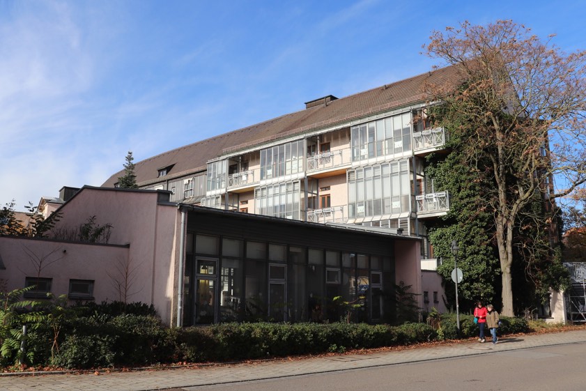 Der Altbau des ehemaligen Krankenhauses an der Spitalstraße wird abgerissen. An dieser Stelle wird die Stiftung neue Senioren-Wohnanlage errichten. Archivfoto: Stadt Pfaffenhofen