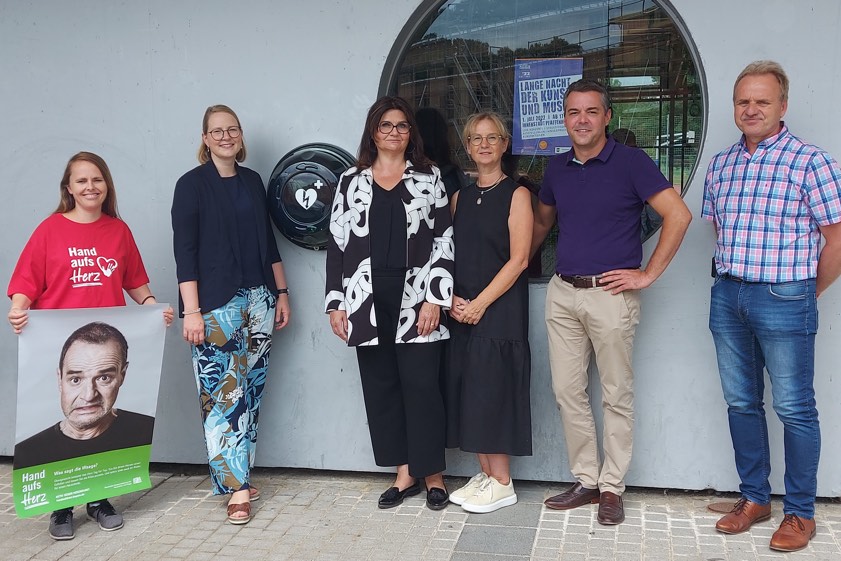 Von links: Corinna Weltge (Gesundheitsamt), Carolin Eder ("Gesundheits-Region plus"), stellvertretende Landrätin Elke Drack, Grundschul-Rektorin Sabine Fröhlich, Bürgermeister Thomas Herker und Bernd Käser von der Stadtverwaltung. Foto: Petzoldt