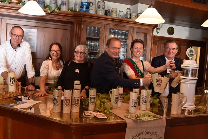 Freuen sich auf das Hallertauer Hopfensiegelfest in Geisenfeld: Hofbrauhaus-Geschäftsführer Jürgen Charrois (von links), Fest-Initiatorin Hildegard Heindl, die Geisenfelder Kultur-Referentin Henriette Staudter, der Geisenfelder Bürgermeister Paul Weber, die Hallertauer Bierkönigin Aileen Berger und der Pfaffenhofener Landrat Albert Gürtner. Fotos: Stadt Geisenfeld, Alfred Raths