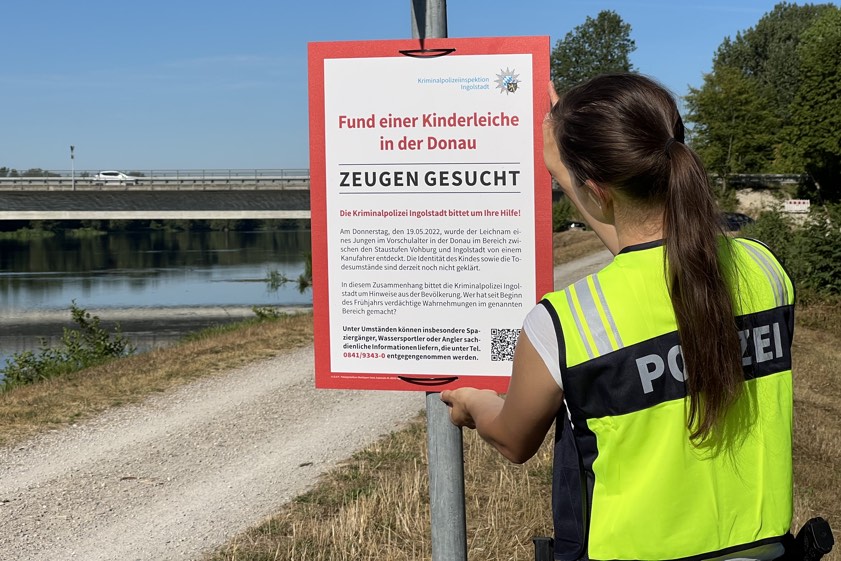 Gestern wurden Fahndungs-Plakate am Donau-Damm angebracht. Die Ermittler hoffen nach wie vor auf Hinweise. Foto: Polizei