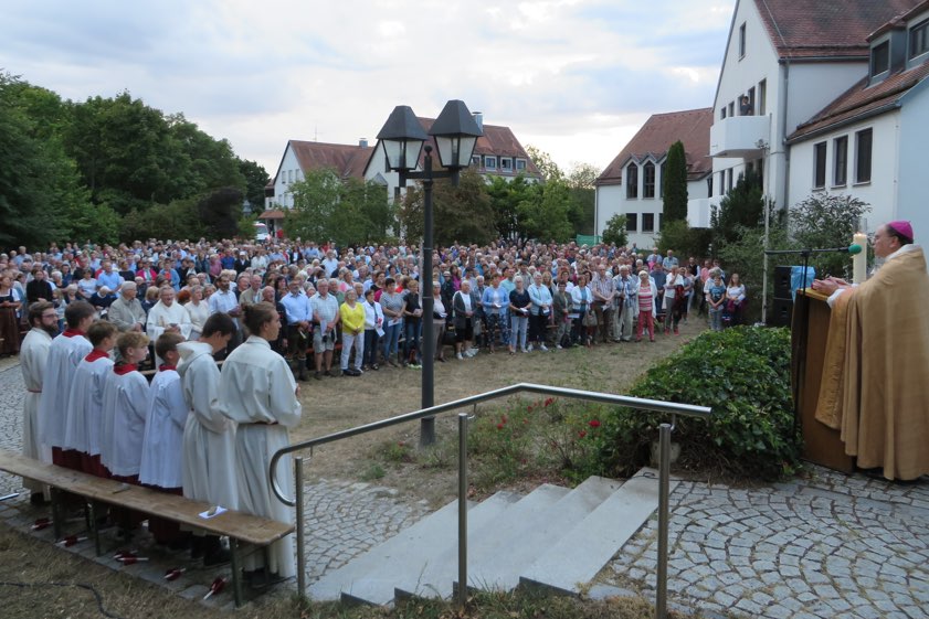 Bischof Bertram Meier feierte mit über 900 Gläubigen in der Oase Steinerskirchen das Fest "Mariä Himmelfahrt". Fotos: Zäch, pba.